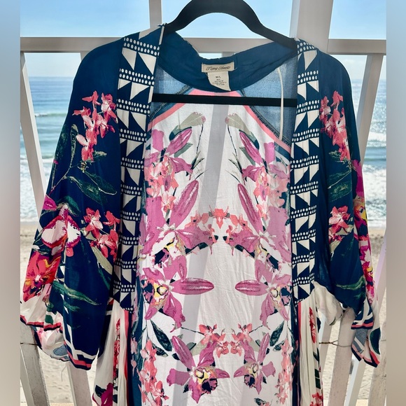 Flying Tomato blues, rose, cream and pinks colors in this flowy kimono - Picture 3 of 5